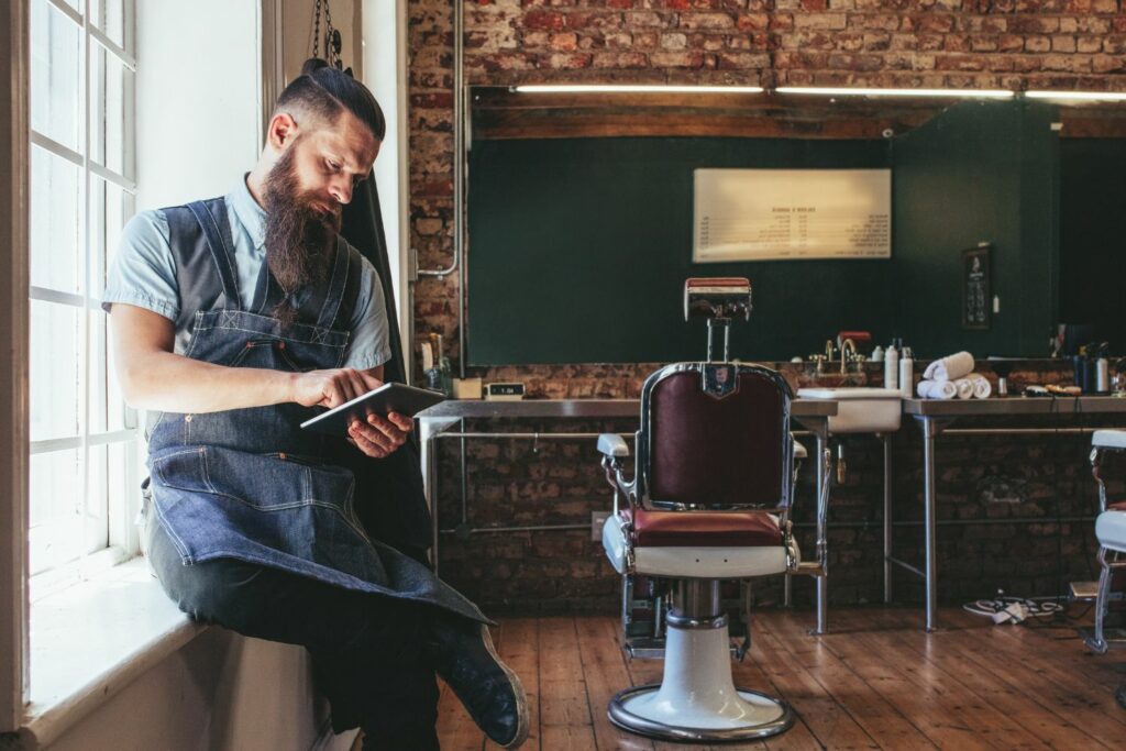 Website Friseursalon: Barber am Tablet