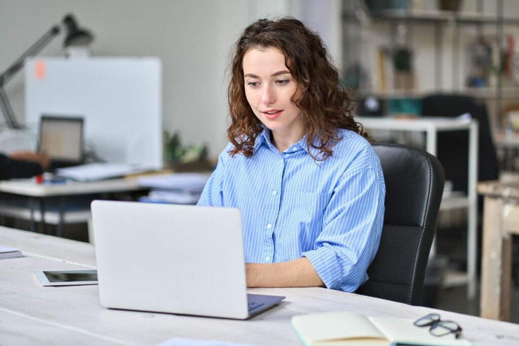 Firmenwebsite erstellen: Frau am Laptop