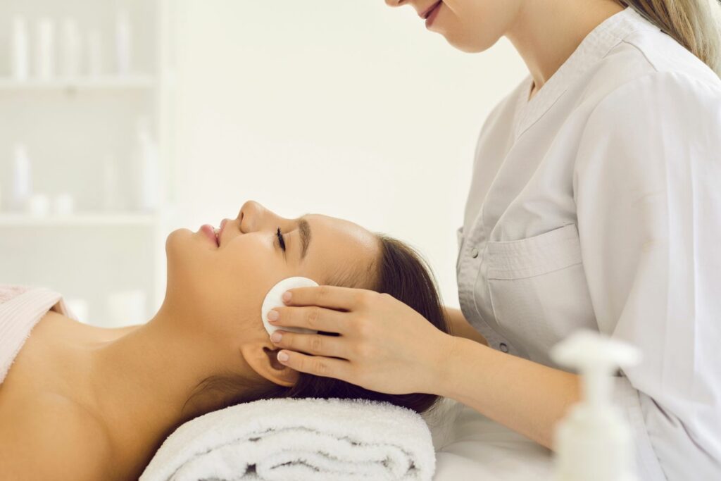 Kosmetikstudio Website: Frau in Behandlung