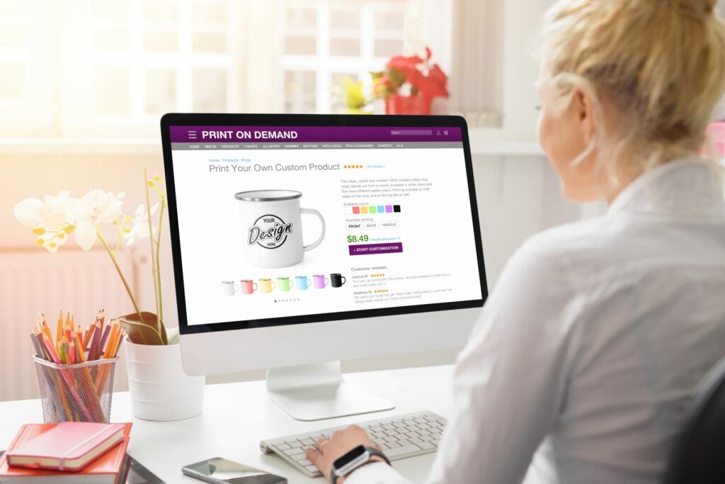 Website Elemente: Frau plant eine Website