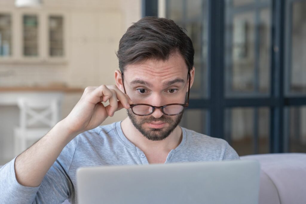 Digital durchstarten 2026: Mann vermeidet Fehler