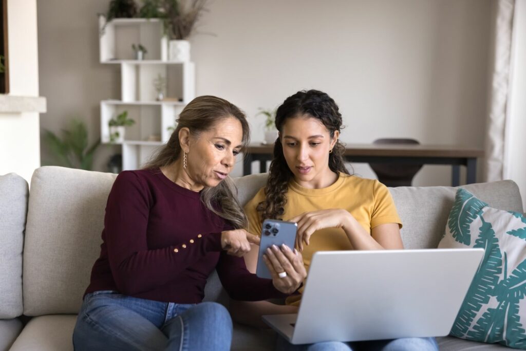 Digital durchstarten 2026: Mobile Optimierung zwei Frauen am Handy